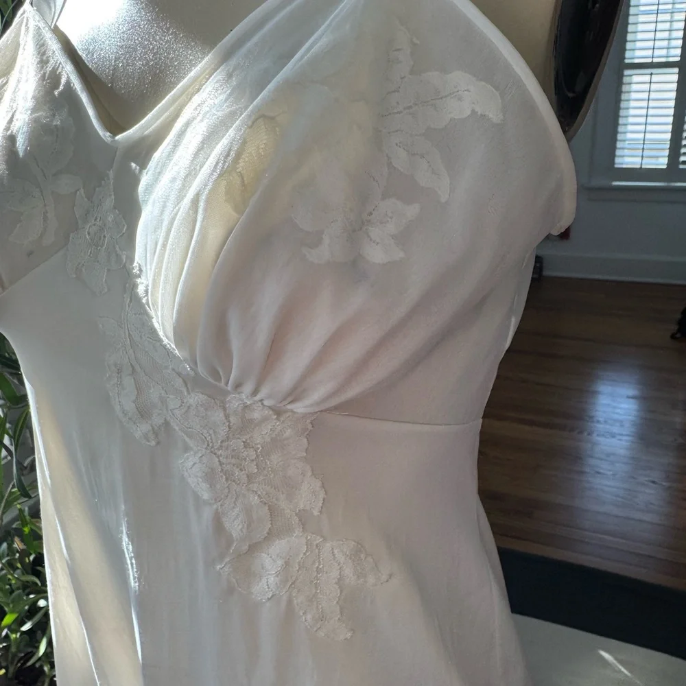 Elegant Vintage 1960’s White Lace Slip Dress with Floral Lace Details - Picture 4 of 12